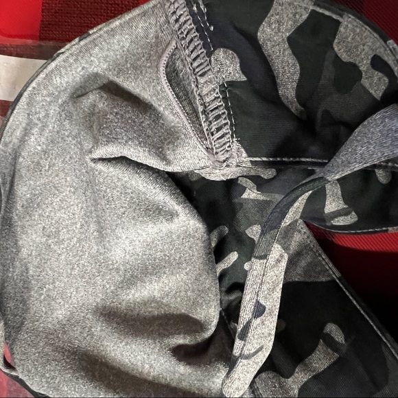 Fabletics Malindi grey camouflage sports bra - Picture 5 of 5